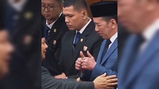 Jokowi kasih dua jempol ke Prabowo Subianto. [Instagtam/@jokowi]